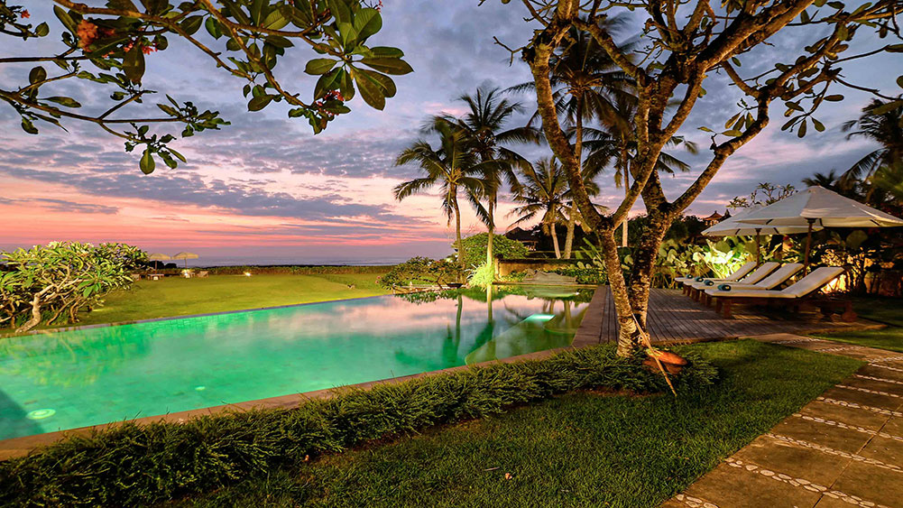 Villa Tanju - Serene pool overlooking the ocean